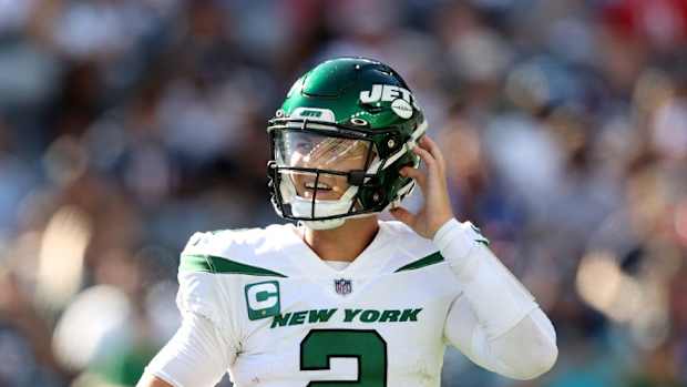 Jets QB Zach Wilson takes helmet off